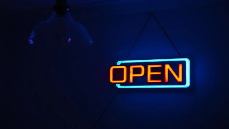 5 pomysłów na wykorzystanie świecących neonów LED na weselu: Neony ślubne i nie tylko