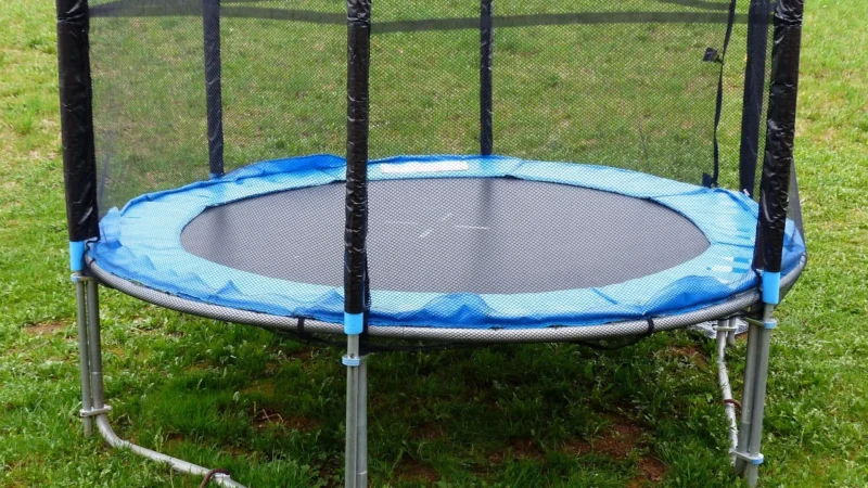 Folia stretch action – doskonałe narzędzie do zabezpieczenia trampoliny dla dzieci!