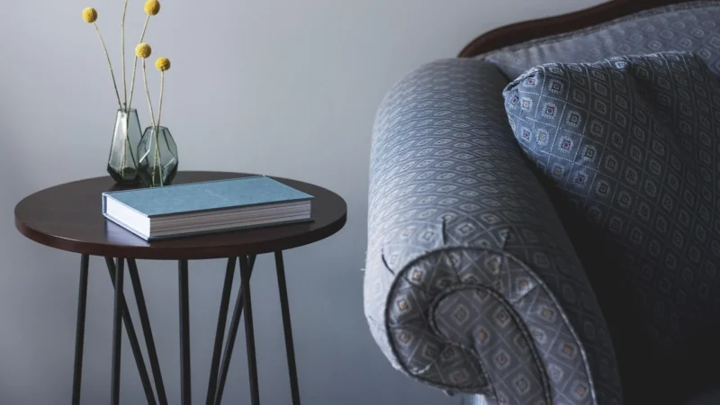 Stolik wsuwany pod kanapę – funkcjonalność spotyka design